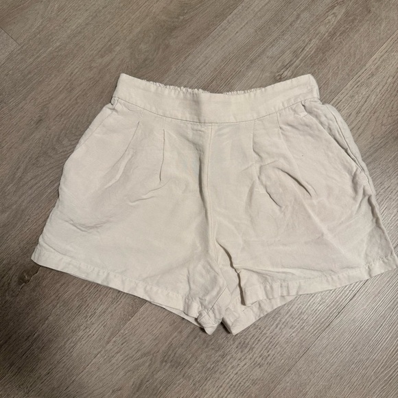 Dynamite Mabel Flowy Linen Short in Rainy Day Beige - Picture 5 of 9